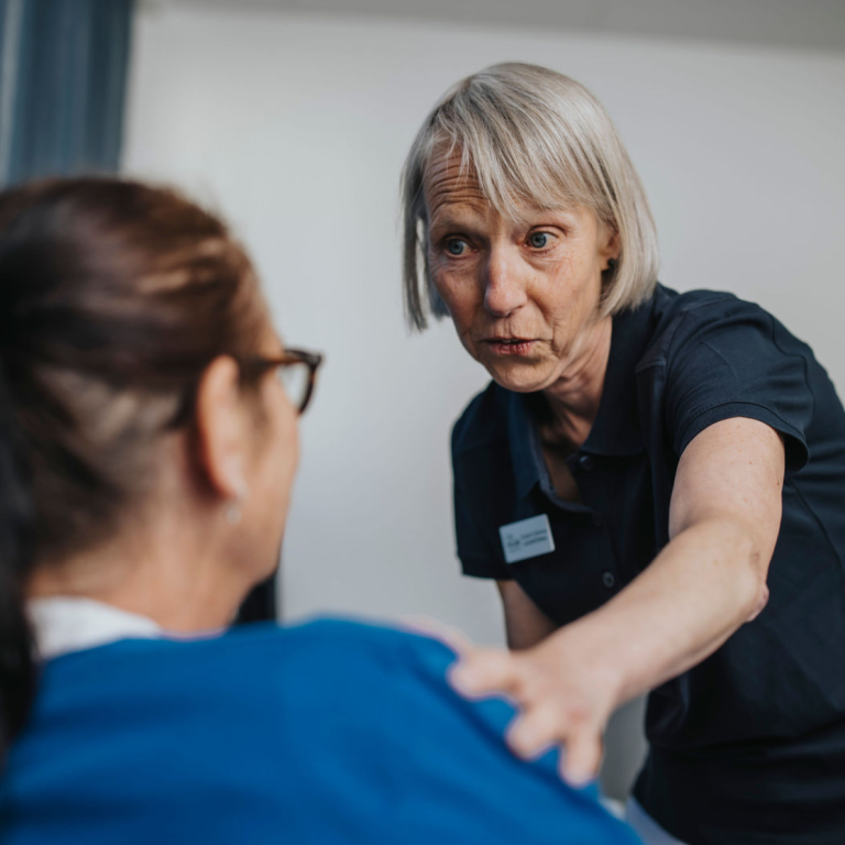 Sjuksköterska i samtal med patient vid vaccination